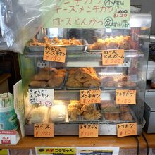 ホットケース内には揚げ物がいっぱい！