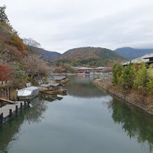 橋から見た桂川と嵯峨野の山々