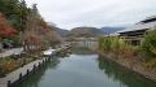 静かな水辺の風景