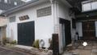 本堂の建物が特徴的な寺院