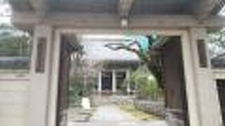 立派な山門や本堂を有する歴史ある寺院