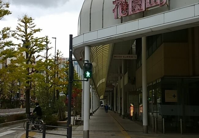 松山市駅前のアーケードがある大通り