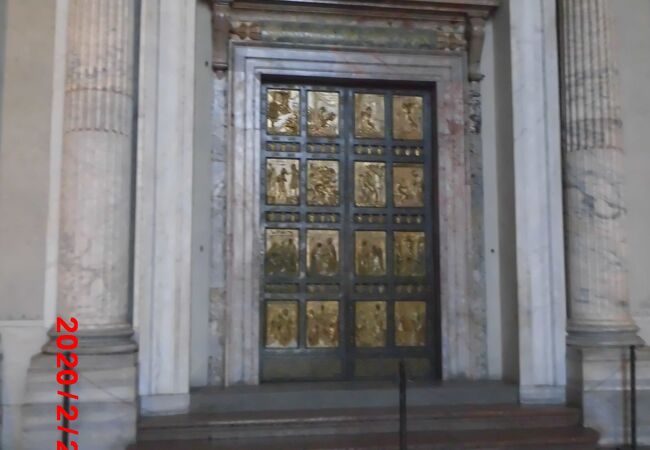 広場側の入り口から入って一番右側の扉