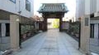 歴史を感じる山門