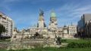 国会議事堂と5月通りのあいだにある長い広場。ホームレスとか政治集会とかデモ行進とか