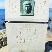 葉山の海岸に　石原裕次郎碑