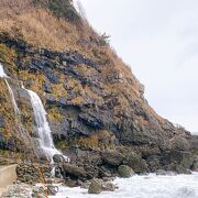 直接山から海に流れる滝