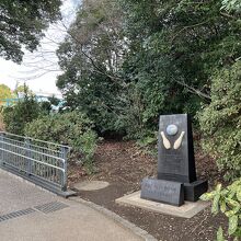 ボウリングのデザインがされた碑