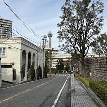 坂の上側から、元町商店街付近