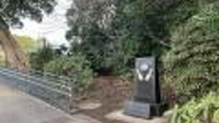 ボウリングのピンとボールがデザインされた石碑