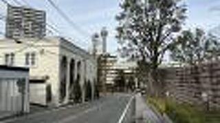 堀川から、港の見える丘公園の正面ゲートへ