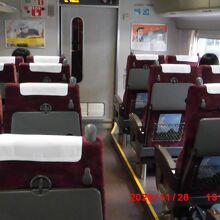 車内の乗客はまばら