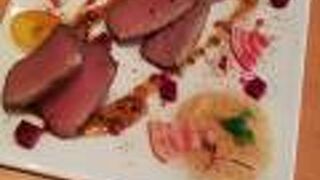 広々とした店内でシンプルなお料理