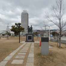 神戸港移民乗船記念碑「希望の船出」