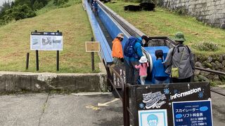 長いエスカレーターのような乗り物で横手山の山頂に歩かずに行けるが料金が高い