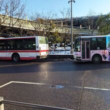 広場から見上げた架け橋
