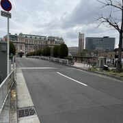 大阪中央公会堂の前にある雰囲気のある橋