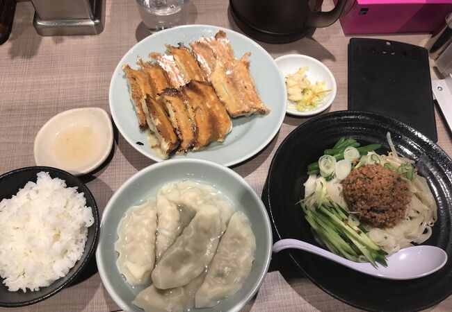 餃子もうまいがこの店限定のじゃじゃ麺もおすすめ