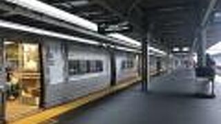 JFK空港利用者でいつも混雑している駅