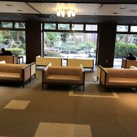 庭園がみえて素敵なロビー