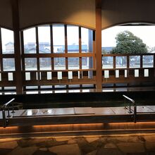 外は公園になっていて気持ちよいです。