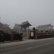 会津市内七日町駅付近、阿弥陀寺の境内にある。もと会津城内の櫓