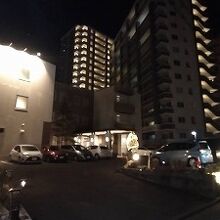 左側の3階建てがホテルです。