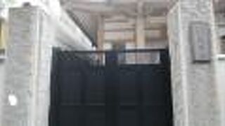 左衛門通りの交差点付近に立地する寺院