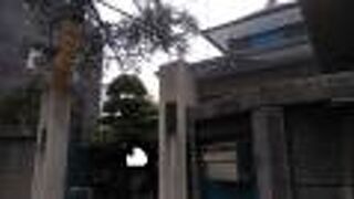 近代的なお寺らしい本堂を有する寺院