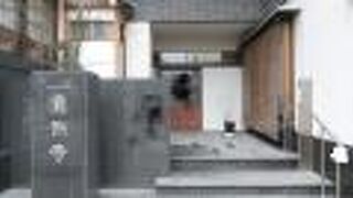 現代的なスタイルの本堂を持つ寺院