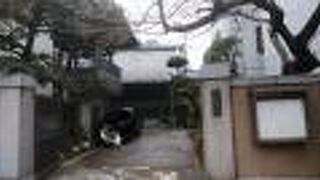 盆栽のような庭木が趣を感じる寺院