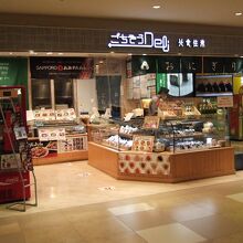 ショーケースには握りたてのおにぎりが並びます