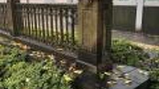 車両を上から眺められる橋です。