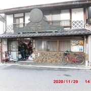 お店の看板の「一銭」の文字が超レトロ