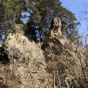 ロックガーデンの入り口辺りにある巨岩です