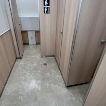 女子トイレは、　３階が キレイかな？