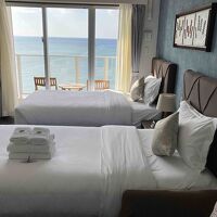 綺麗なリネンのベッドで窓から海が見えます