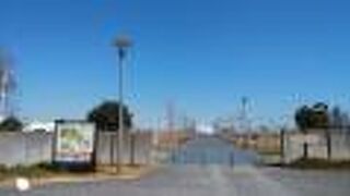 飛行機の離陸が見られる開放感ある公園