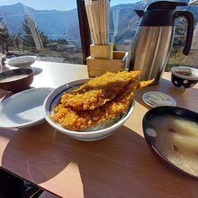 わらじかつ丼