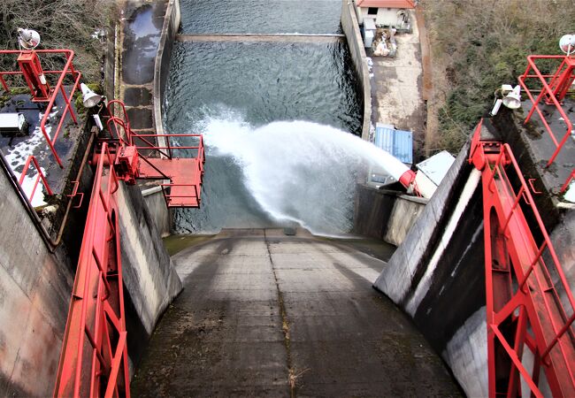 金子屋神社に参拝する途中にあるダムです。豪快な放水を観ることが出来ます。