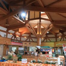 内装は木材がふんだんに