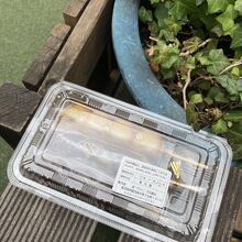 遊歩道のベンチで