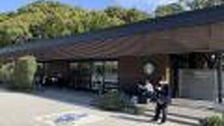 恥ずかしいから店内で。