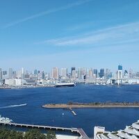 右側にはレインボーブリッジ、東京タワー