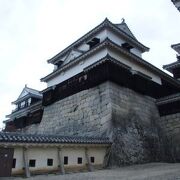 本壇への入口を守る建物