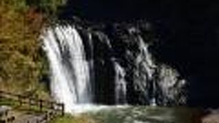 大蛇伝説も残る、壮観な大滝