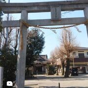 社殿正面に奉納された酒樽が特徴的な神社