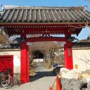 赤い山門が特徴的な寺院