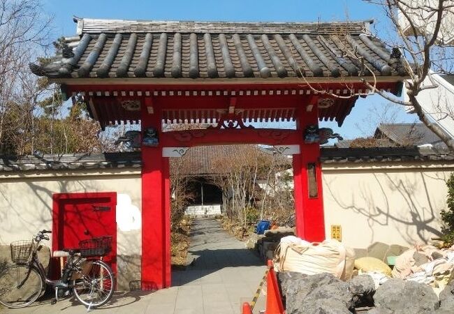 赤い山門が特徴的な寺院