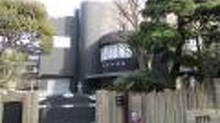 見上げた建物の上部にも彫刻が見えた